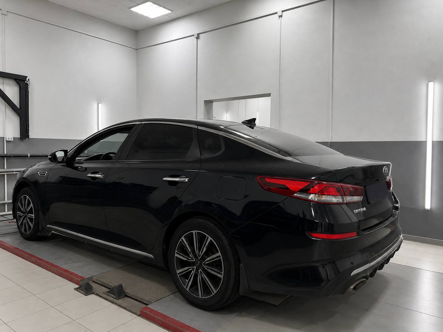 Автомобиль на посту обслуживания СТО Автомастер